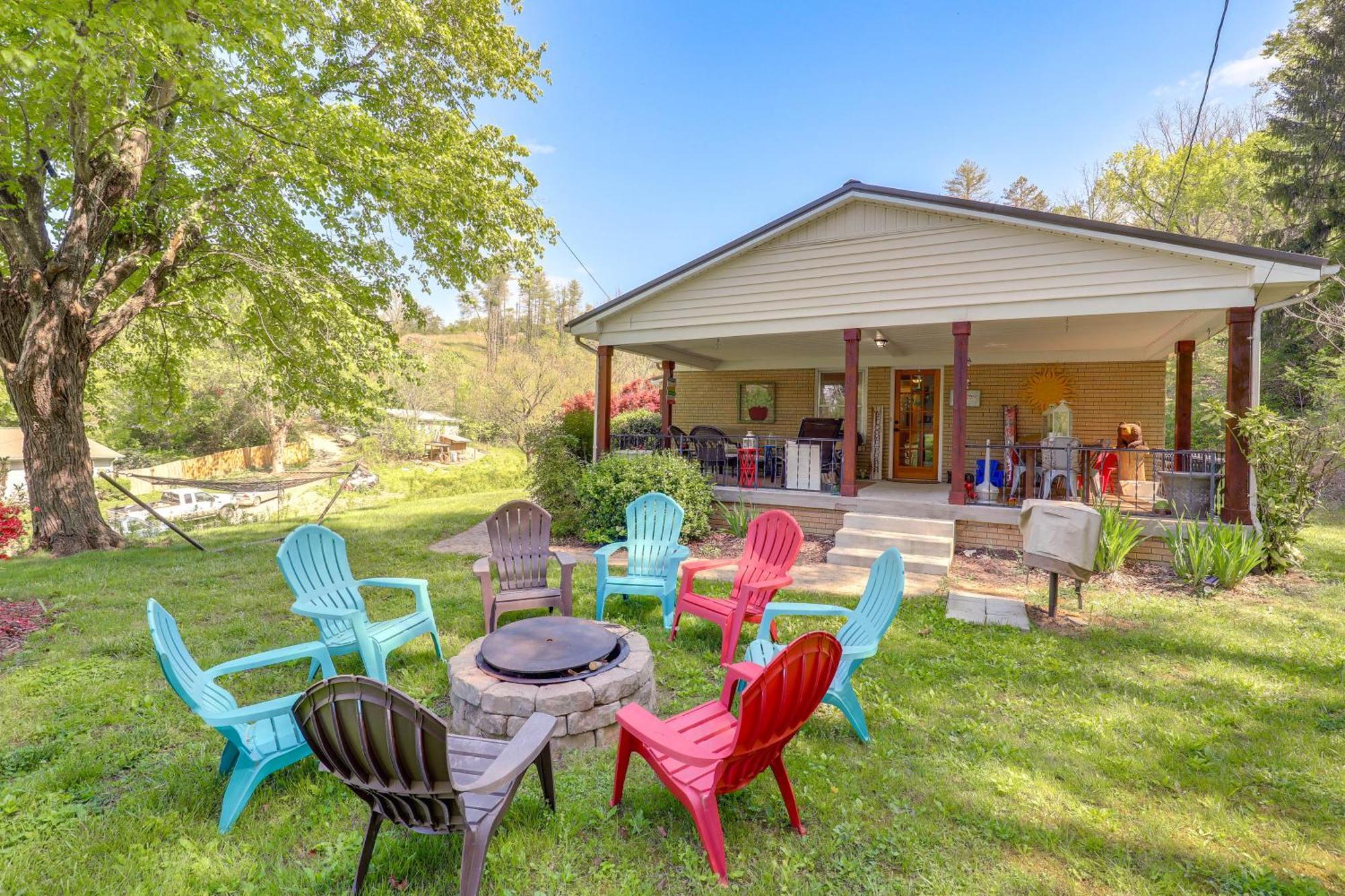 Updated Marshall Home With Fire Pit And Game Room! Exterior photo
