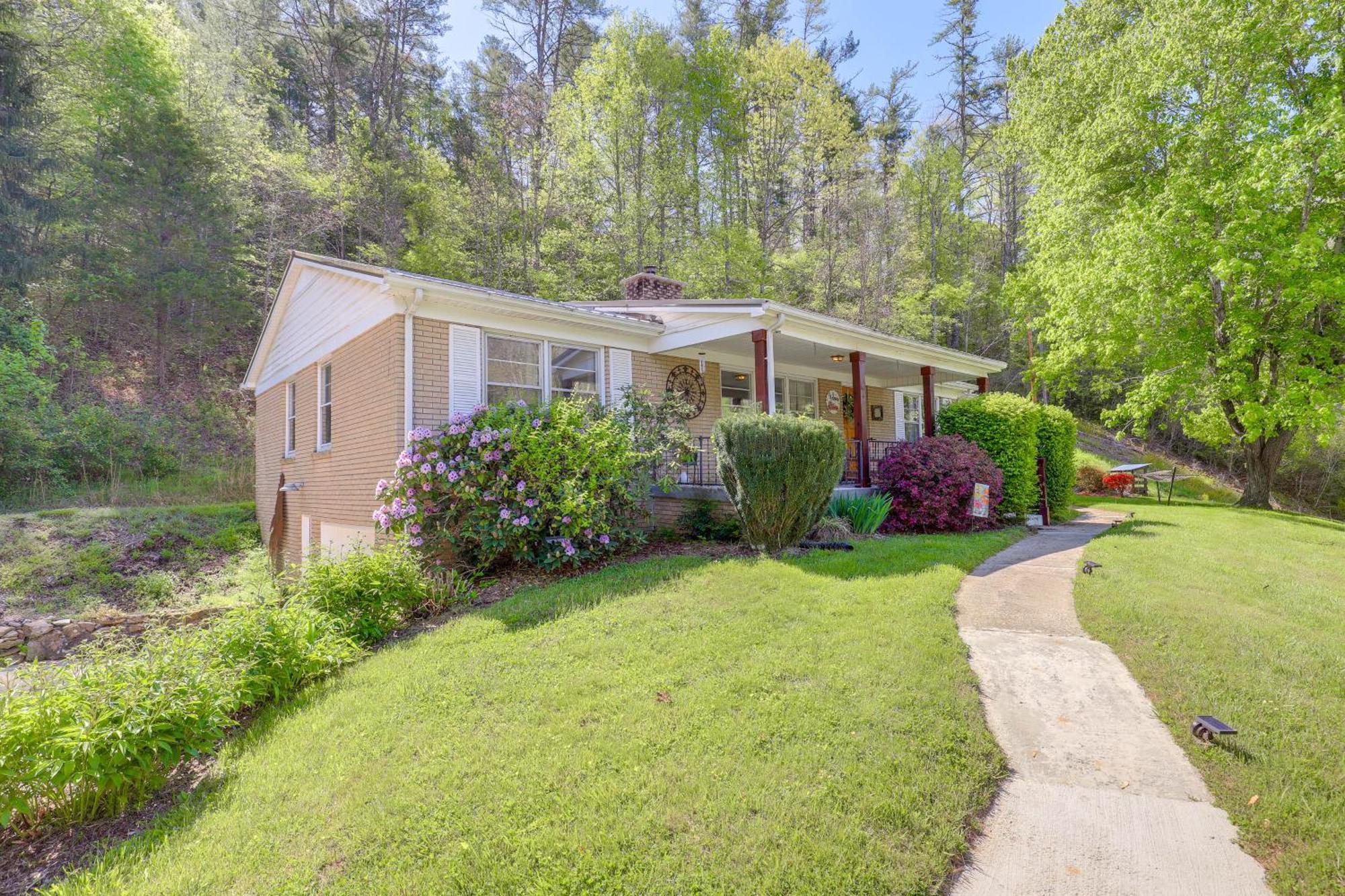 Updated Marshall Home With Fire Pit And Game Room! Exterior photo